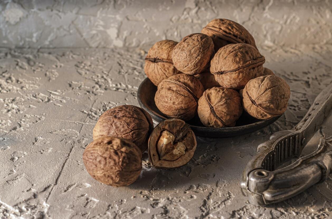 Nueces en un cuenco con cascanueces