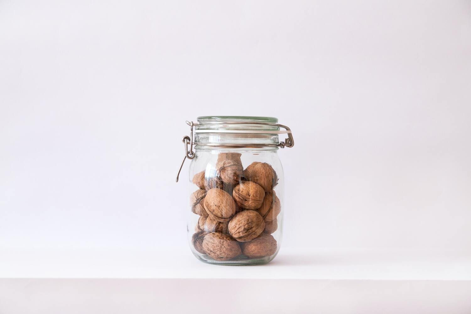 Nueces en un tarro de cristal